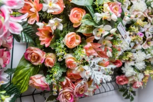 Gros plan sur une composition de fleurs artificielles en magasin.