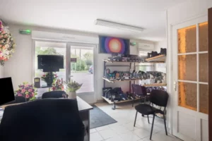 Boutique d'articles funéraires avec étagères de plaques et fleurs.
