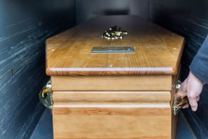 fleurs dans un vase dans un cimetiere